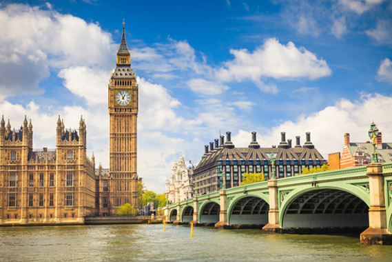 O famoso sino Big Ben foi construído no século XIX e instalado na Torre do Relógio, em Londres