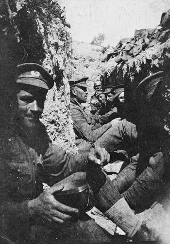 Soldados em trincheira na cidade de Galípoli, Turquia, 1915<sup>1</sup>