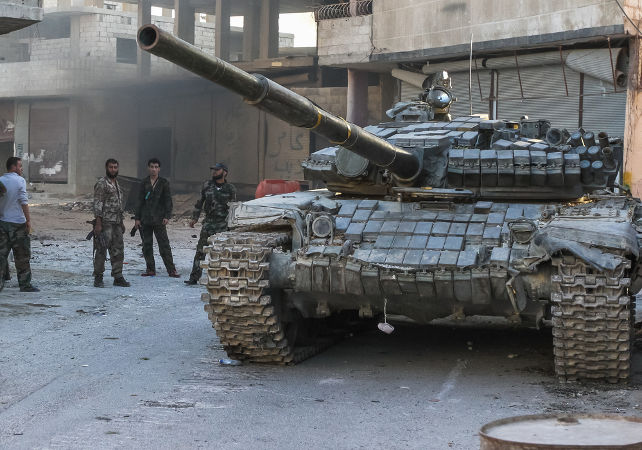 Tanque do exército sírio posicionado no subúrbio de Damasco, em batalha de setembro de 2013 contra os rebeldes *