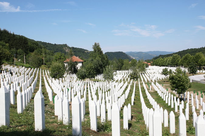 Memorial bÃ³snio para as vÃ­timas mortas no massacre de Srebrenica