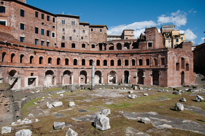 RuÃ­nas do mercado romano, localizada na cidade de Roma, na ItÃ¡lia